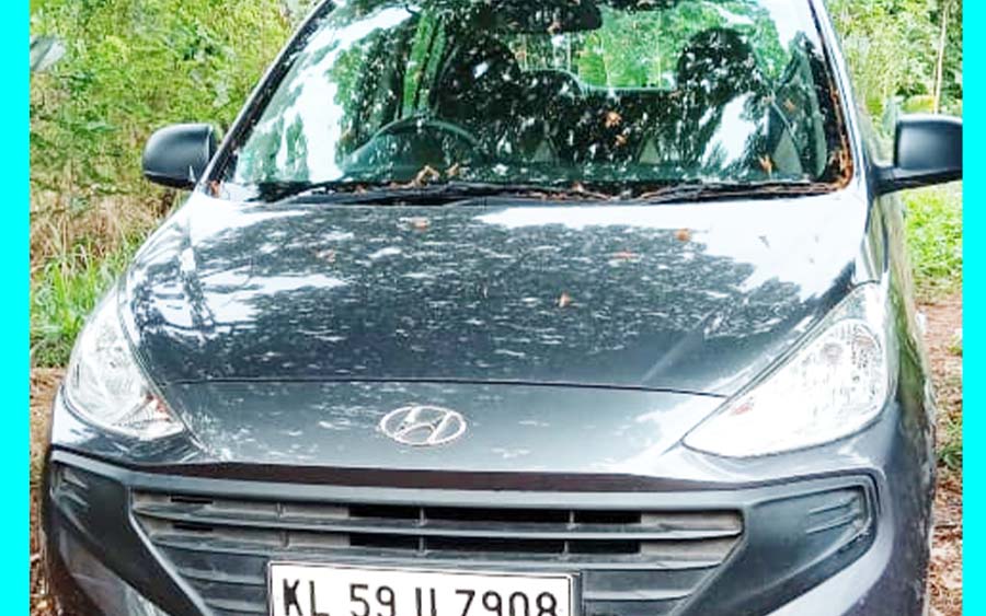 കാഞ്ഞങ്ങാട്ട് ഉപേക്ഷിച്ച കാർ ഇടയിലക്കാട്ടെ കമിതാക്കൾ രക്ഷപ്പെടാനുപയോഗിച്ചത്