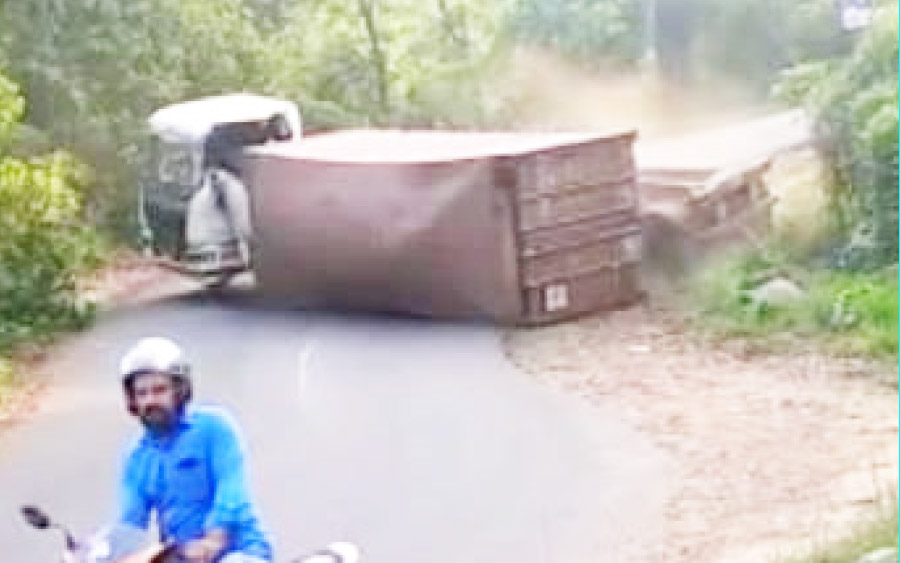 കണ്ടെയ്നർ ലോറി മറിഞ്ഞു