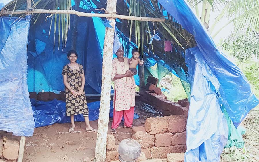 പുറമ്പോക്കിൽ താമസിച്ച നിർധന കുടുംബത്തിന്റെ ഷെഡ് വില്ലേജധികൃതർ പൊളിച്ചു മാറ്റി
