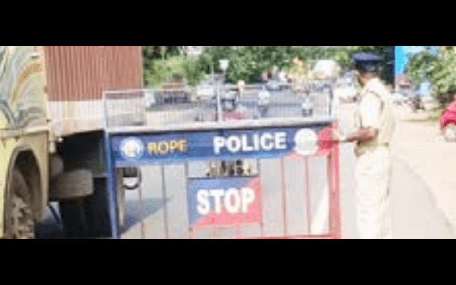 കോയാപ്പള്ളിക്ക് മുൻവശം പോലീസ് ബാരിക്കേഡ് സ്ഥാപിച്ചു