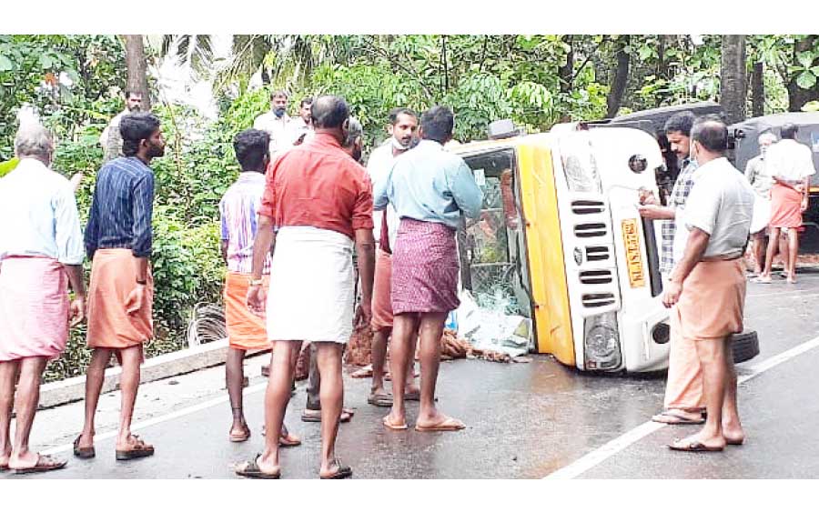 വാഹനം മറിഞ്ഞ്  അതിഥി തൊഴിലാളി മരിച്ചു