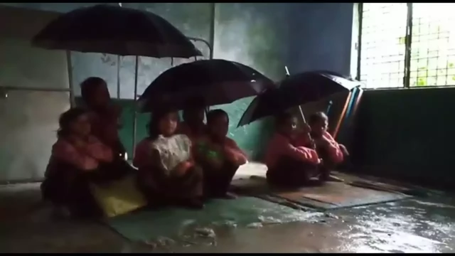 മധ്യപ്രദേശിൽ ക്ലാസില്‍ കുടചൂടി കുട്ടികള്‍; നിലത്തിരുന്ന് പഠനം