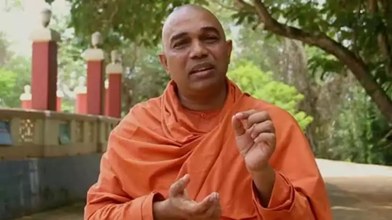 സ്വാമി ഗുരുപ്രസാദിനെതിരെയുള്ള പീഡനപരാതിയിൽ പൊലീസ് മൊഴി തിരുത്തി; ഗുരുതര ആരോപണവുമായി യുവതി