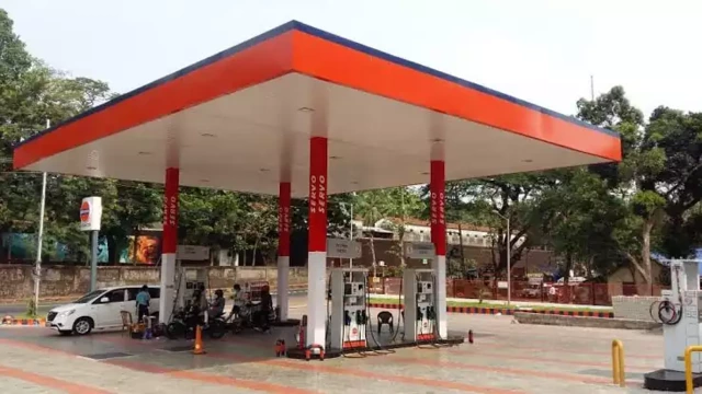 കച്ചവട പങ്കാളി തർക്കം അതിഞ്ഞാൽ പെട്രോൾ ബങ്ക് അടച്ചുപൂട്ടി