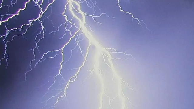 കനത്ത മഴ ; സൗദിയിൽ മിന്നലേറ്റ് ഒരു കുട്ടി ഉള്‍പ്പെടെ രണ്ടുപേര്‍ മരിച്ചു