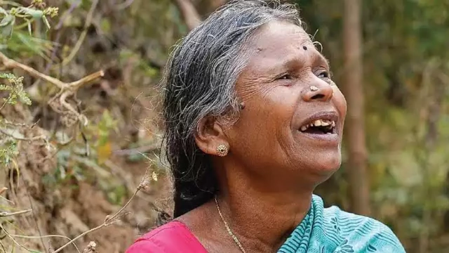 ദേശീയ പുരസ്കാരം ഏറ്റുവാങ്ങി നഞ്ചിയമ്മ; ഹർഷാരവത്തോടെ സ്വീകരിച്ച് സദസ്
