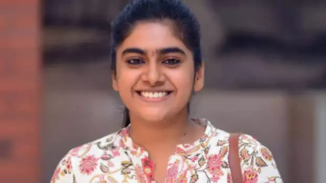 1.14 കോടി ഒളിപ്പിച്ചു; നിമിഷ സജയനെതിരെ നികുതി വെട്ടിപ്പ് ആരോപിച്ച് സന്ദീപ് വാര്യർ
