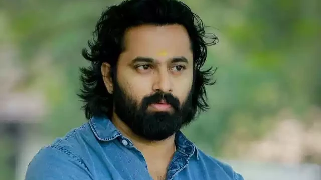 ഉണ്ണി മുകുന്ദന് തിരിച്ചടി; സ്ത്രീത്വത്തെ അപമാനിച്ച കേസിൽ സ്റ്റേ നീക്കം ചെയ്ത് ഹൈക്കോടതി