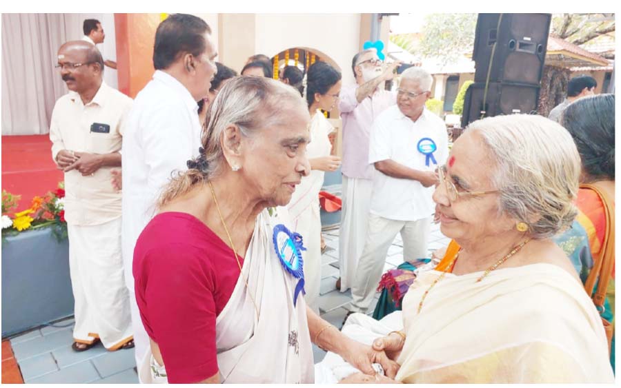 വിലാസിനി ടീച്ചർ എത്തി ശിഷ്യഗണങ്ങൾ വന്ദിച്ചു